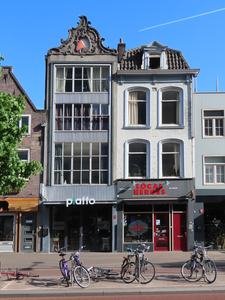 848980 Gezicht op de voorgevels van de panden Vredenburg 34 (links)-33 te Utrecht, met op nr. 35 restaurant Piatto en ...